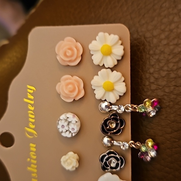 Vintage Rose Daisy Tropical Flower Earrings - Picture 4 of 5